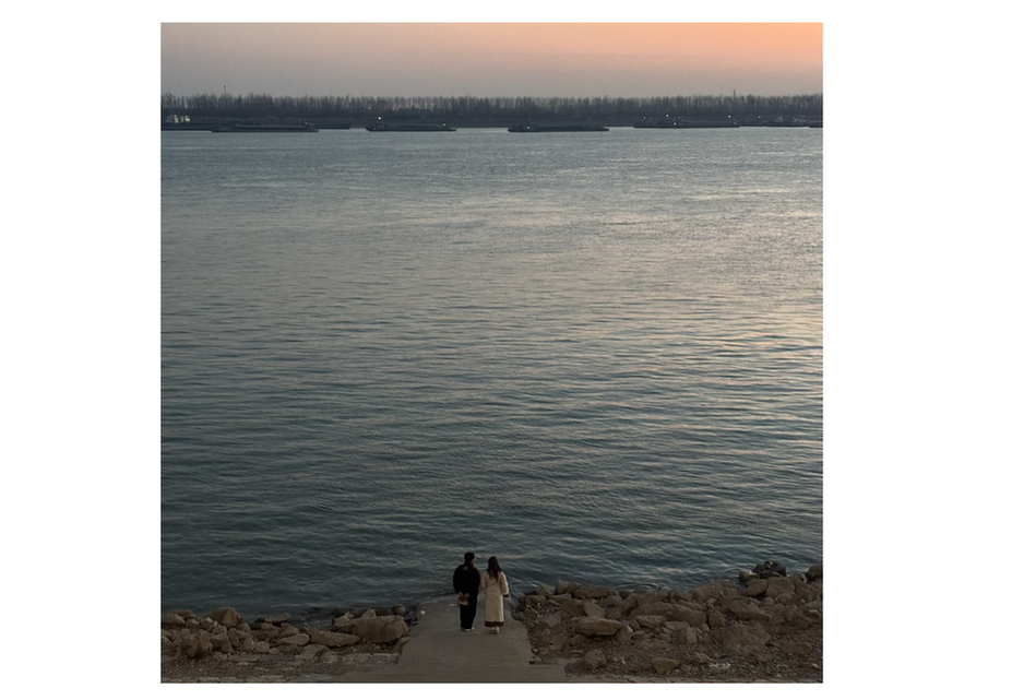 长江边偶遇的一对情侣，太有意境了！